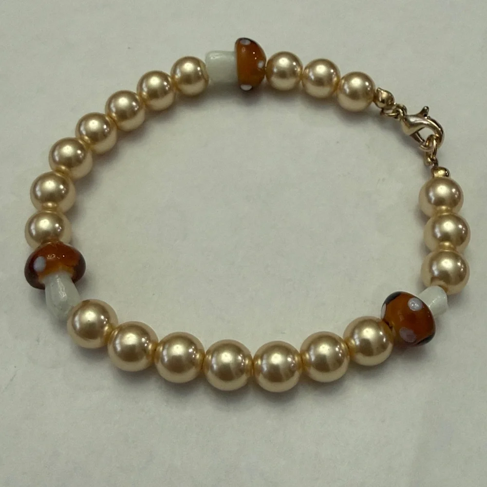 Anthropologie Pearl and Mushroom Beaded Charm Bracelet!!🔥🔥🔥 - Picture 8 of 16